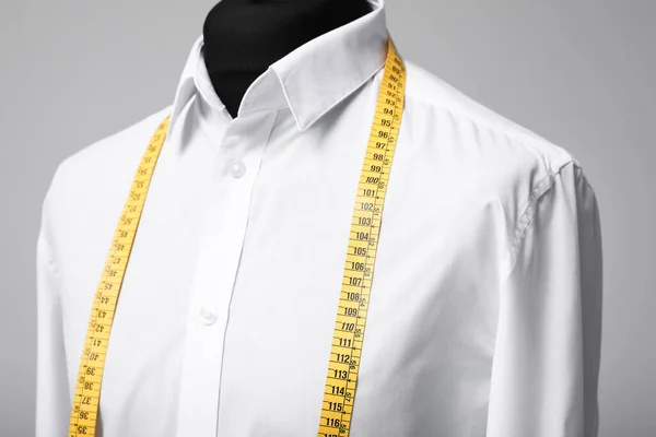 Camisa Blanca Con Cinta Métrica Sastre Sobre Maniquí Sobre Fondo — Foto de Stock