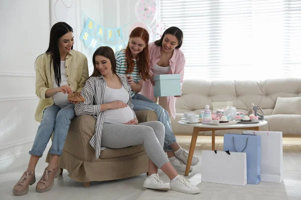 快乐的孕妇在婴儿淋浴派对上花时间和朋友在一起 — 图库照片
