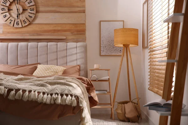 スタイリッシュなリネンと柔らかい枕が部屋にあるベッド — ストック写真