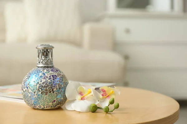 Lampe Catalytique Élégante Avec Orchidée Sur Table Bois Dans Salon — Photo