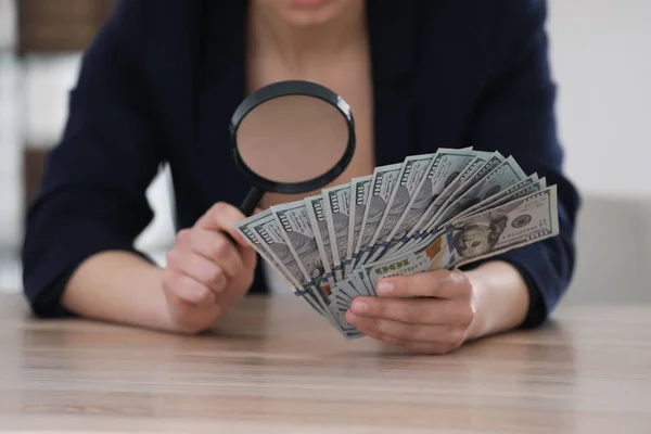 Expert Authenticating 100 Dollar Banknotes Magnifying Glass Table Office Closeup — Stock Photo, Image