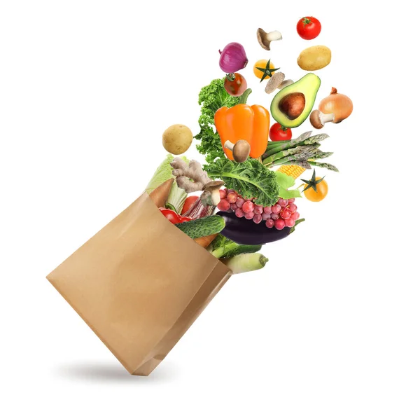 Papírzacskó Zöldségekkel Gyümölcsökkel Fehér Alapon Növényi Ételek — Stock Fotó
