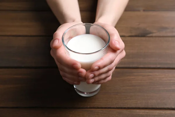 Vrouw Met Glas Melk Aan Houten Tafel Close — Stockfoto