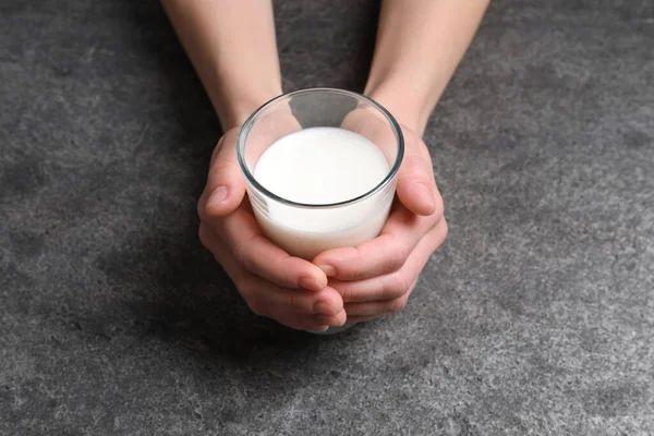 Vrouw Met Glas Melk Aan Grijze Tafel Close — Stockfoto