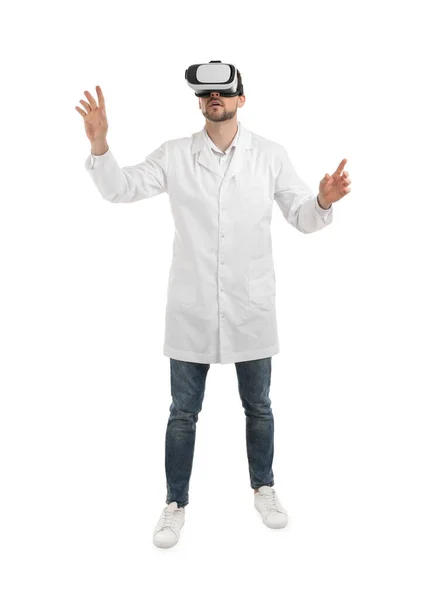 Médico Usando Fones Ouvido Realidade Virtual Fundo Branco — Fotografia de Stock