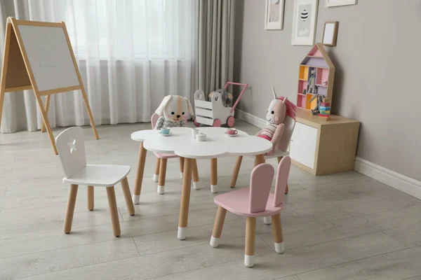 Kinderzimmereinrichtung Mit Stilvollem Tisch Stühlen Und Spielzeug — Stockfoto