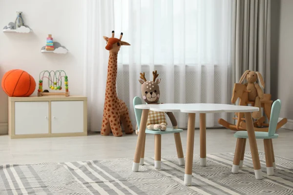 Kinderzimmereinrichtung Mit Stilvollem Tisch Stühlen Und Spielzeug — Stockfoto