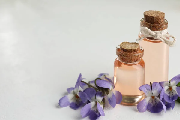 Lindas Violetas Madeira Óleo Essencial Sobre Mesa Branca Espaço Para — Fotografia de Stock