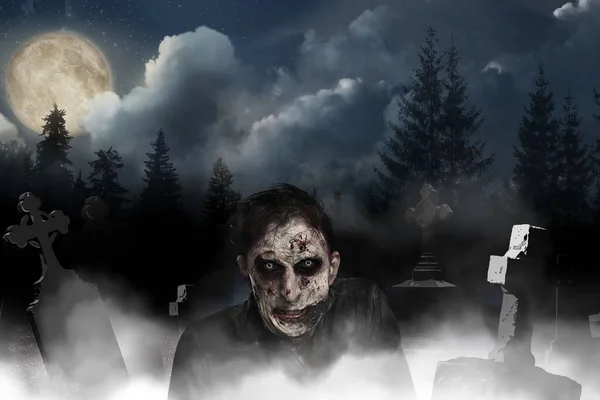 满月的时候在雾蒙蒙的公墓里看到了可怕的僵尸 万圣节怪物 — 图库照片