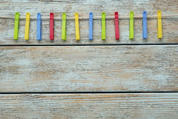 Pinzas Plástico Coloridas Cuerda Sobre Fondo Madera Vista Superior Espacio — Foto de Stock