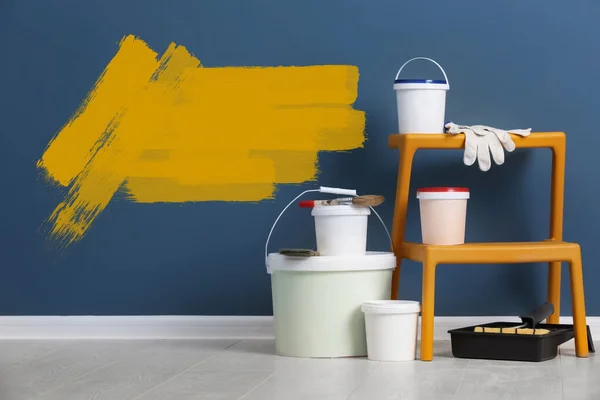 Set Avec Des Outils Décorateur Peinture Sur Sol Près Mur — Photo