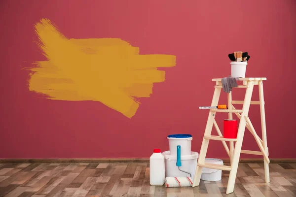 Set Avec Des Outils Décorateur Peinture Sur Sol Près Mur — Photo