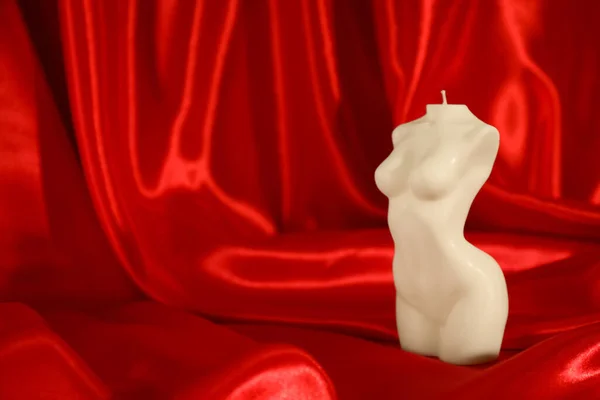 Schöne Kerze Weiblicher Körperform Auf Rotem Satin Raum Für Text — Stockfoto