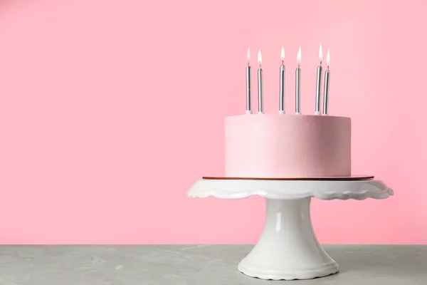 Verjaardagstaart Met Brandende Kaarsen Tafel Tegen Roze Achtergrond Ruimte Voor — Stockfoto