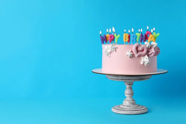 파란색 배경에 촛불을 텍스트를 공간을 케이크 — 스톡 사진