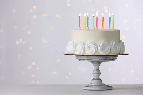Tarta Cumpleaños Con Velas Encendidas Mesa Blanca Contra Luces Festivas —  Fotos de Stock