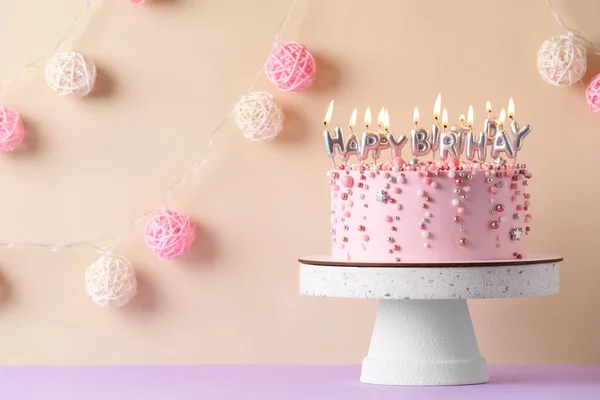 Tort Urodzinowy Palącymi Się Świecami Fioletowym Stole Miejsce Tekst — Zdjęcie stockowe