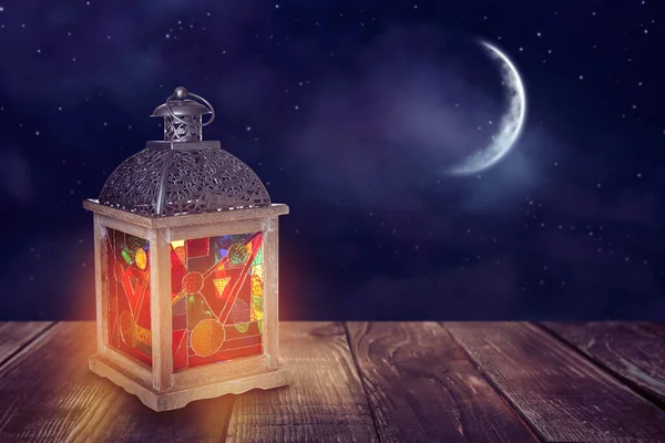 Όμορφο Διακοσμητικό Αραβικό Φανάρι Ξύλινο Τραπέζι Νύχτα Χώρος Για Κείμενο — Φωτογραφία Αρχείου