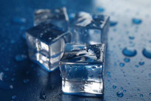 Ledové Kostky Kapkami Vody Modrém Pozadí Detailní Záběr — Stock fotografie