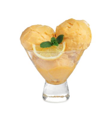 Naneli ve limonlu leziz sarı dondurma, cam tatlı kasesinde, beyaz üzerine izole edilmiş.