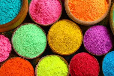Arka plan olarak renkli pudra boyaları, üst manzara. Holi festivali