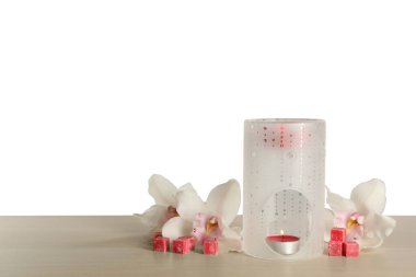 Aroma lambalı kompozisyon ahşap masa üzerinde açık gri arkaplan, metin için boşluk