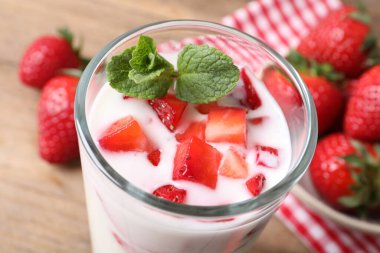 Sofrada çilekli nefis bir içecek, yakın plan.