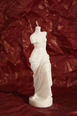Güzel Venus De Milo mumu kırmızı buruşuk parşömen üzerinde