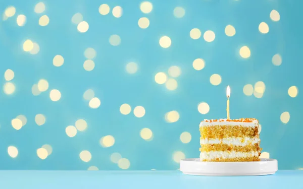 Trozo Delicioso Pastel Cumpleaños Con Vela Encendida Contra Luces Borrosas —  Fotos de Stock
