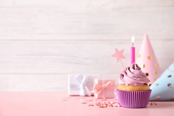 Bolo Aniversário Com Vela Acesa Chapéus Festa Caixas Presente Mesa — Fotografia de Stock