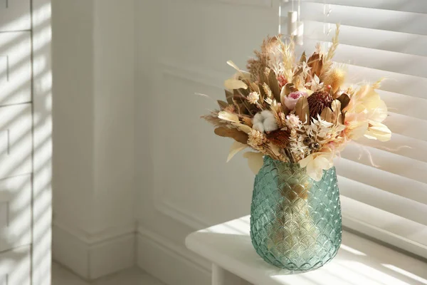 Buket Bunga Kering Yang Indah Vas Kaca Jendela Putih Ruang — Stok Foto