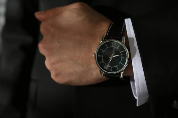 Empresário Terno Com Relógio Pulso Luxo Close — Fotografia de Stock