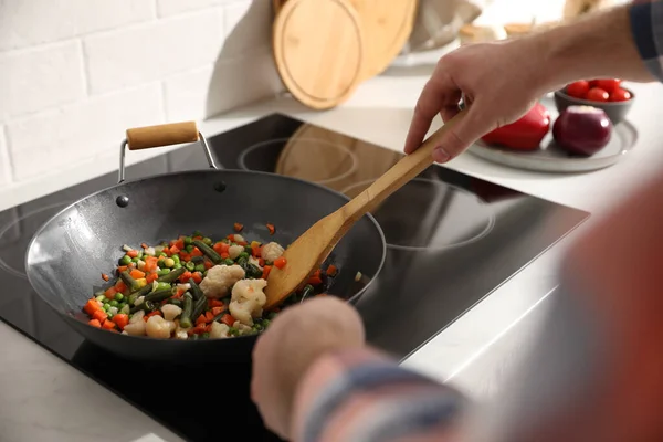 Hombre Revolviendo Mezcla Verduras Frescas Sartén Primer Plano —  Fotos de Stock