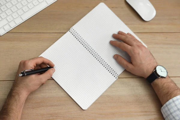 Hombre Zurdo Escribiendo Cuaderno Mesa Madera Vista Superior — Foto de Stock