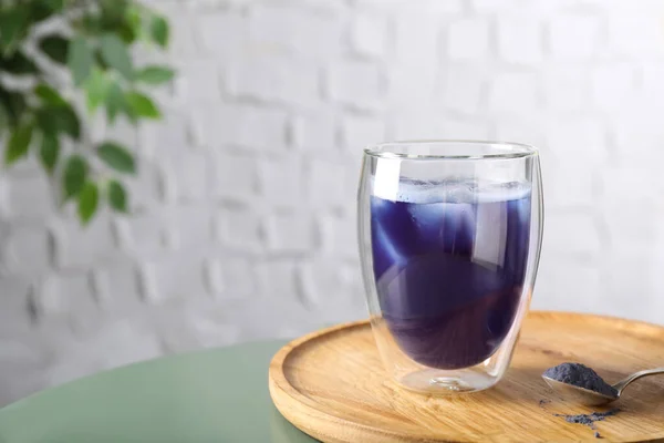 Delicioso Matcha Azul Con Cubitos Hielo Mesa Espacio Para Texto —  Fotos de Stock