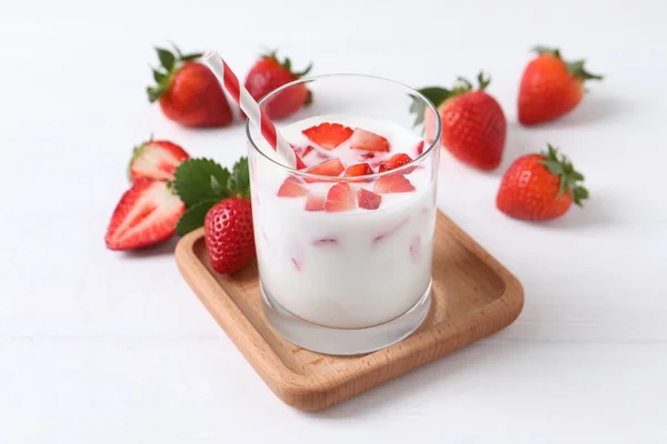 Deliciosa Bebida Con Fresas Sobre Mesa Madera Blanca — Foto de Stock