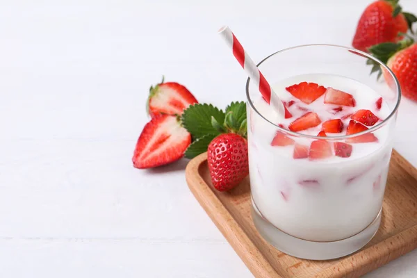 Deilig Drikke Med Jordbær Det Hvite Trebordet Plass Til Tekst – stockfoto
