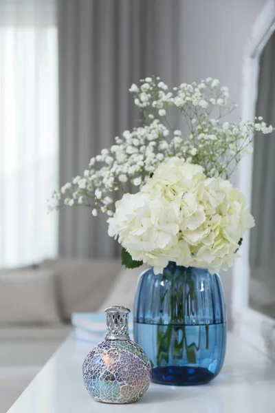 거실에 아름다운 꽃다발이 촉매제 — 스톡 사진