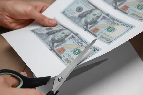 Kalpazan Ahşap Masada Makasla Dolar Banknotlarını Kesiyor Yakın Plan Sahte — Stok fotoğraf