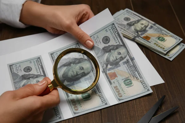 Kalpazan Ahşap Masada Üzerinde Dolar Banknotları Olan Kağıtları Inceliyor Sahte — Stok fotoğraf