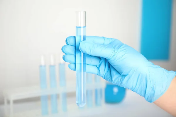 Laboratuvarda Sıvı Içeren Test Tüpünü Tutan Bilim Adamı Yakın Plan — Stok fotoğraf