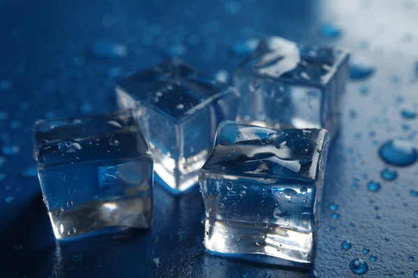 Cubos Hielo Con Gotas Agua Sobre Fondo Azul Primer Plano —  Fotos de Stock