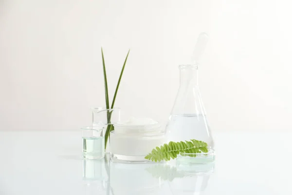 Szerves Kozmetikai Termék Természetes Összetevők Laboratóriumi Üvegáru Fehér Asztalon — Stock Fotó