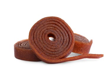 Beyaz arka planda lezzetli meyve ruloları