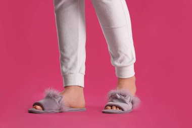 Pembe arka planda pofuduk terlikli kadın, yakın plan.