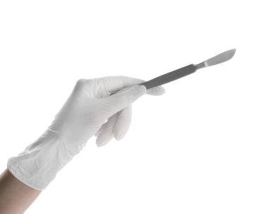 Doktor beyaz arka planda cerrahi neşter tutuyor, yakın plan. Tıbbi araç