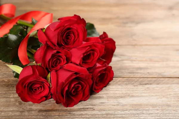 Lindas Rosas Vermelhas Mesa Madeira Espaço Para Texto Celebração Dia — Fotografia de Stock