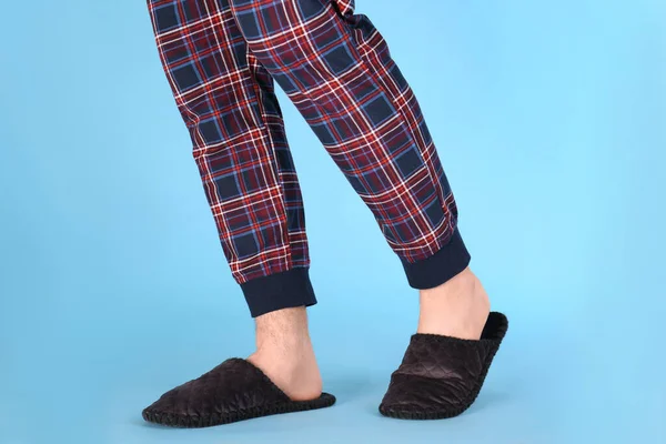 Hombre Zapatillas Suaves Cálidas Sobre Fondo Azul Claro Primer Plano —  Fotos de Stock
