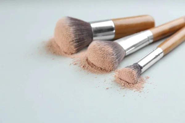 Diferentes Pinceles Maquillaje Con Producto Cosmético Triturado Sobre Fondo Claro — Foto de Stock