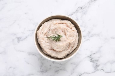 Lezzetli domuz yağı beyaz mermer masaya serilmiş.